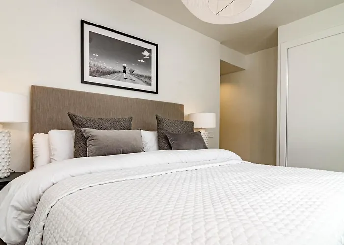 Inf32L- Modern City Apartment, Families Only