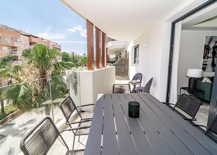Inf32L- Modern City Apartment, Families Only
